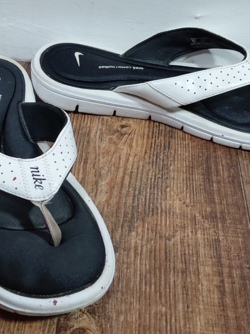 Nike White and Black Perforated Leather Thong Flip Flop Sandals Size 10
